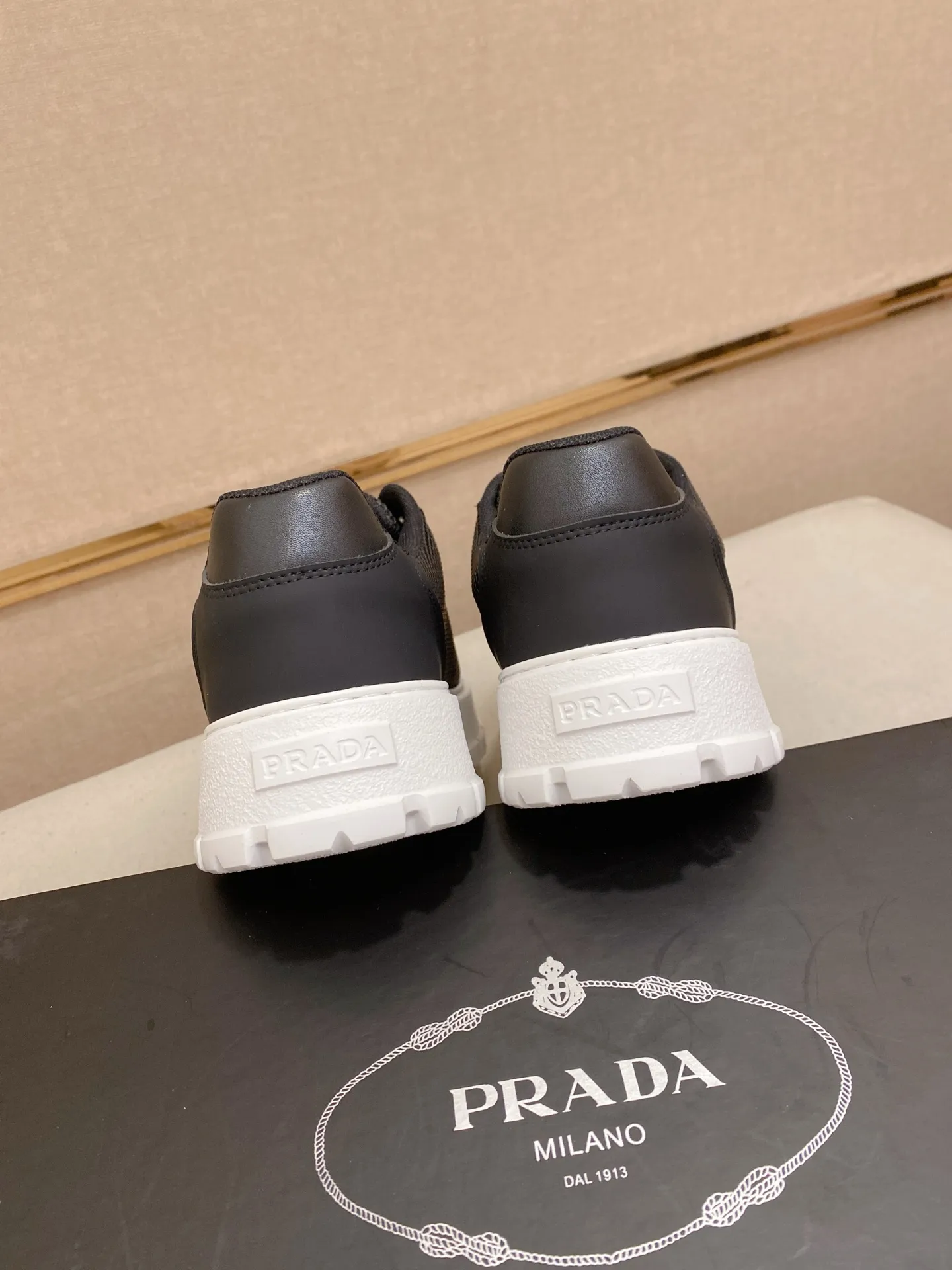 Men's men's shoes💰: 440💰[Prada～Prada] Trendy new styles are on the market. Same style as the official website. Counter quality. Original version. [Strong] [Strong] Imported selected first-layer cowhide. Comfortable and breathable sheepskin lining, fine workmanship, upper layer made of 100% pure cowhide, original last shape, comfortable on the feet, shoe sizes 38 to 44